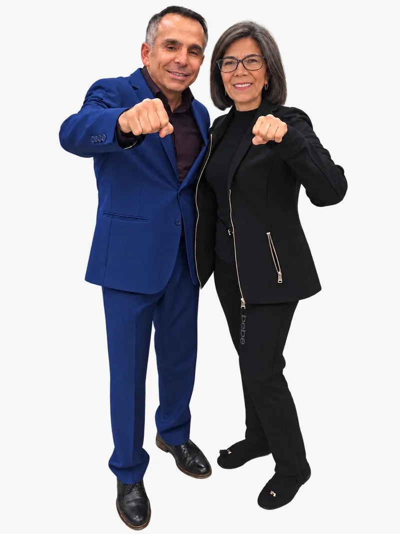 Patricia Moreno sonriente junto a un colega de saco azul