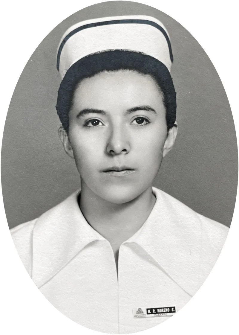 Patricia Moreno joven con uniforme y cofia de enfermera