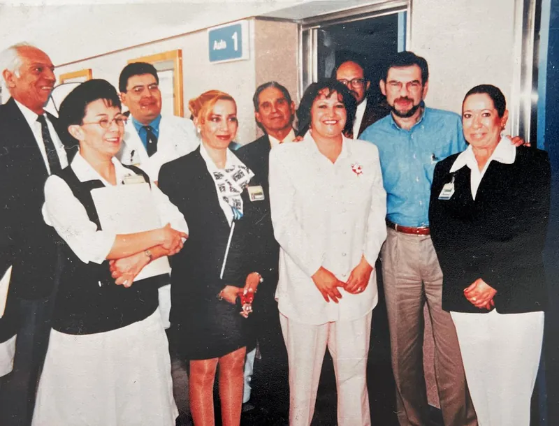 Patricia Moreno junto a un equipo de profesionales de la salud