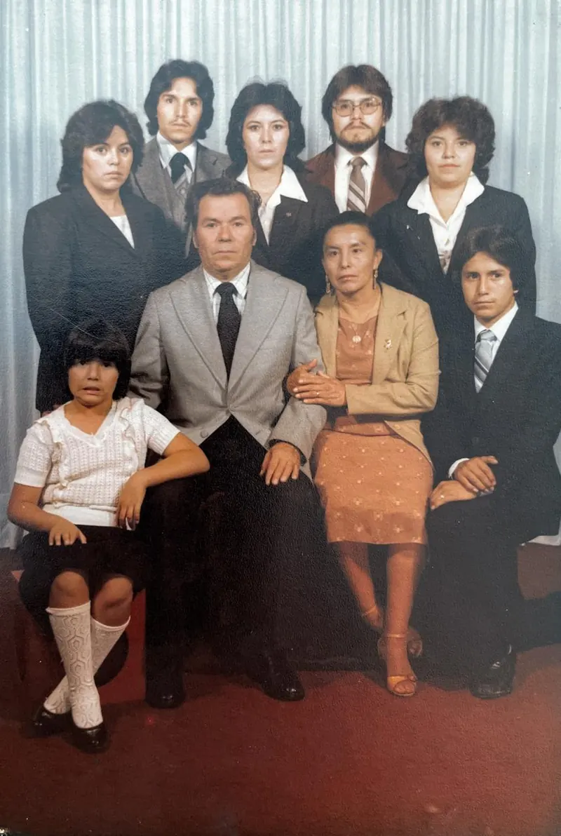 Retrato de la familia de Patricia Moreno, con sus padres y hermanos