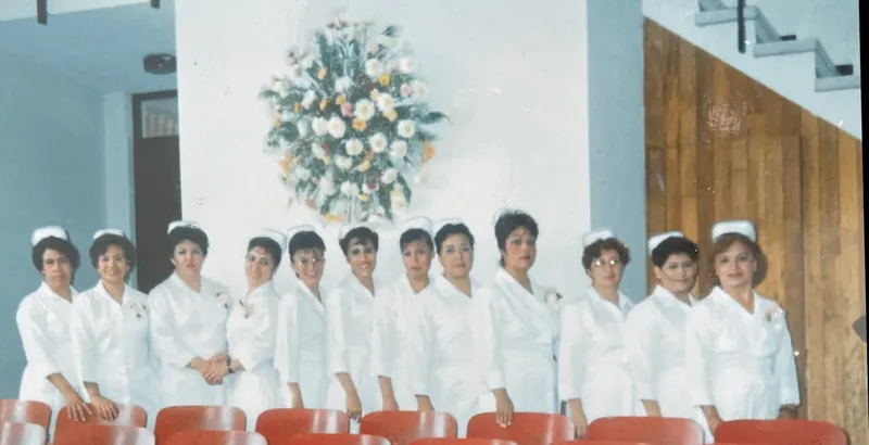 Generación de enfermeras de Patricia Moreno, con uniforme y cofia