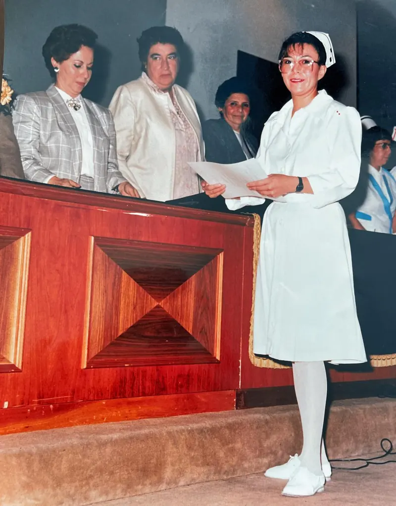 Patricia Moreno recibe su diploma de enfermería