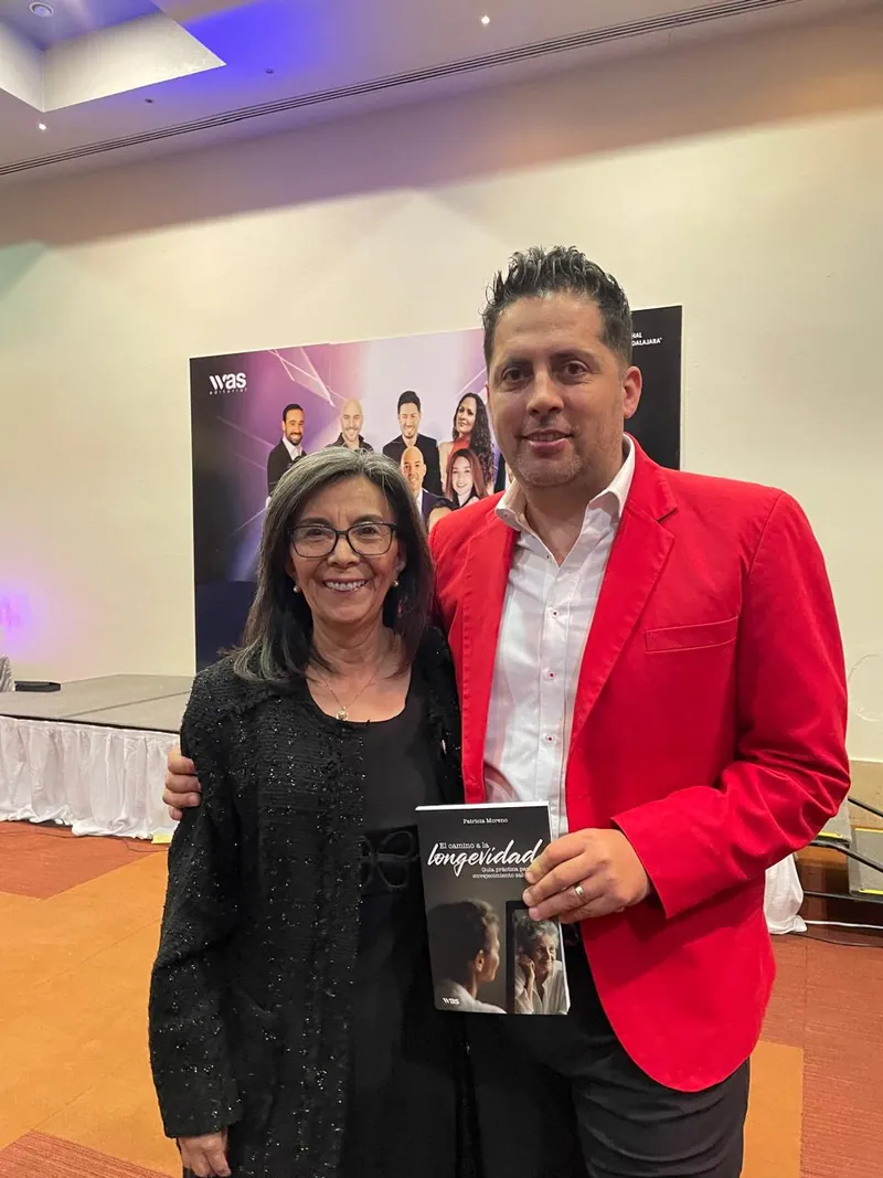 Patricia Moreno con su libro El camino a la longevidad