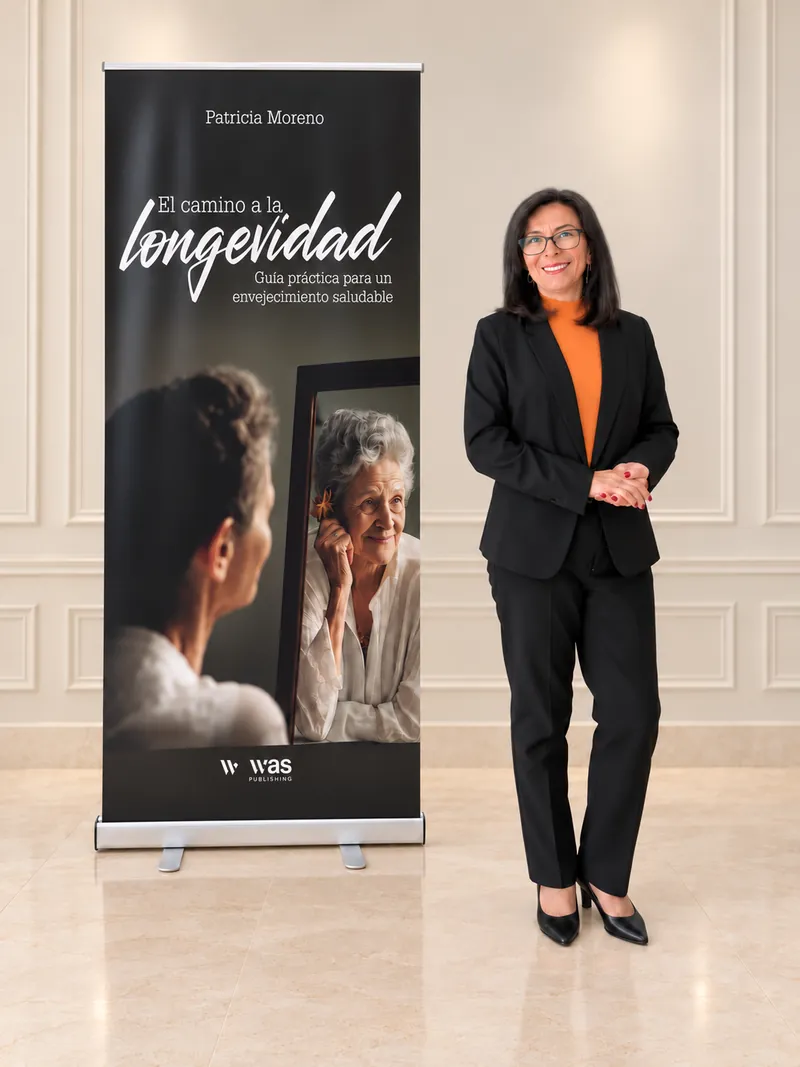 Patricia Moreno de pie junto al cartel de su libro El camino a la longevidad