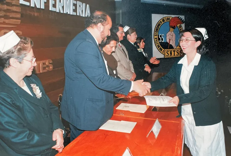 Patricia Moreno recibe un reconocimiento en una ceremonia institucional