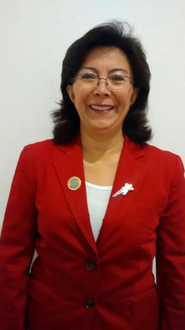 Patricia Moreno sonriente con saco rojo