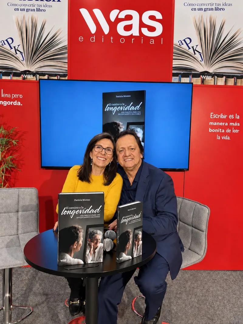 Patricia Moreno en el stand de WAS Editorial con su libro El camino a la longevidad